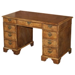 Raffinata scrivania originale vittoriana in radica di noce e pelle marrone con doppio piedistallo