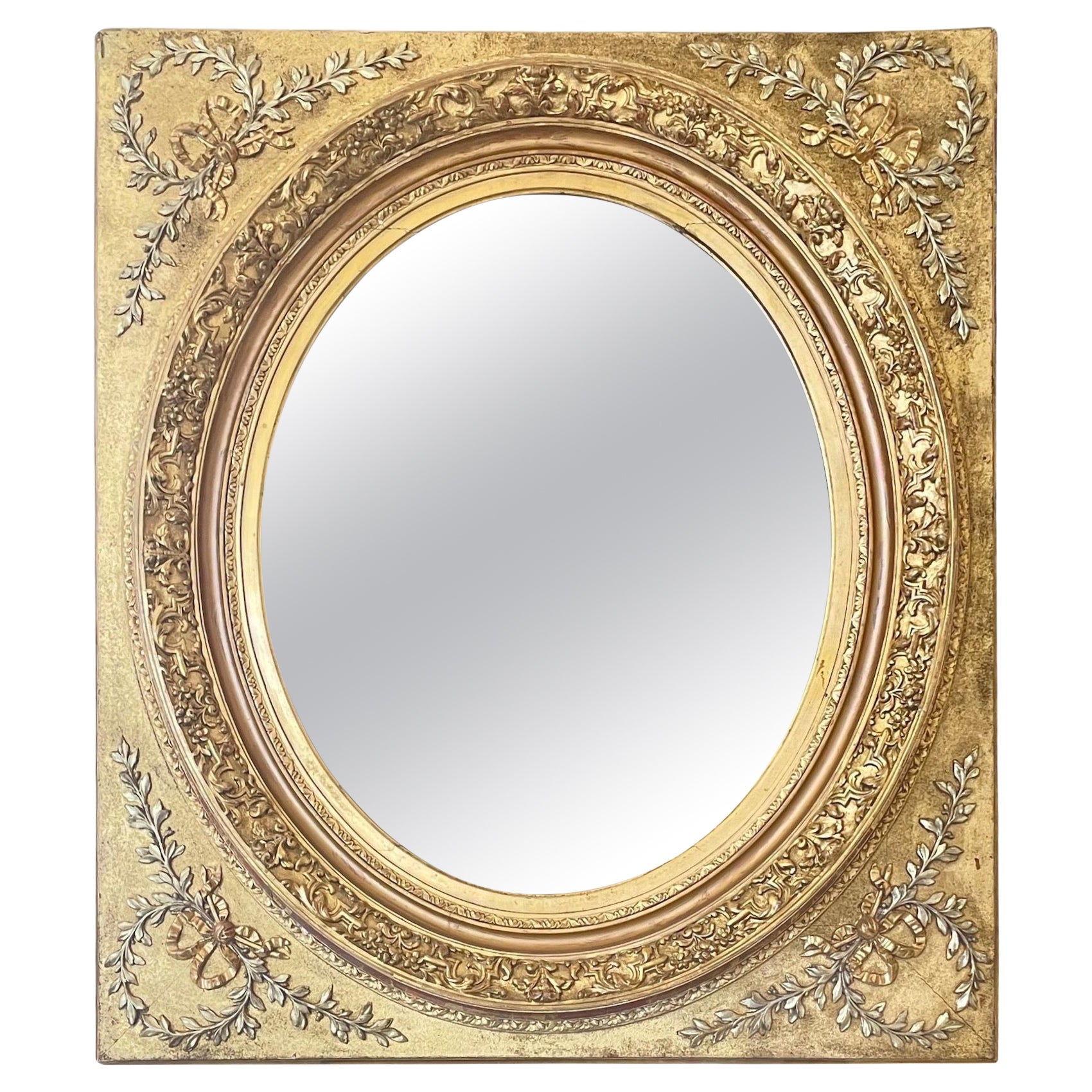 Miroir doré avec médaillon Napoléon III en vente