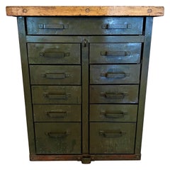 Vieille armoire industrielle