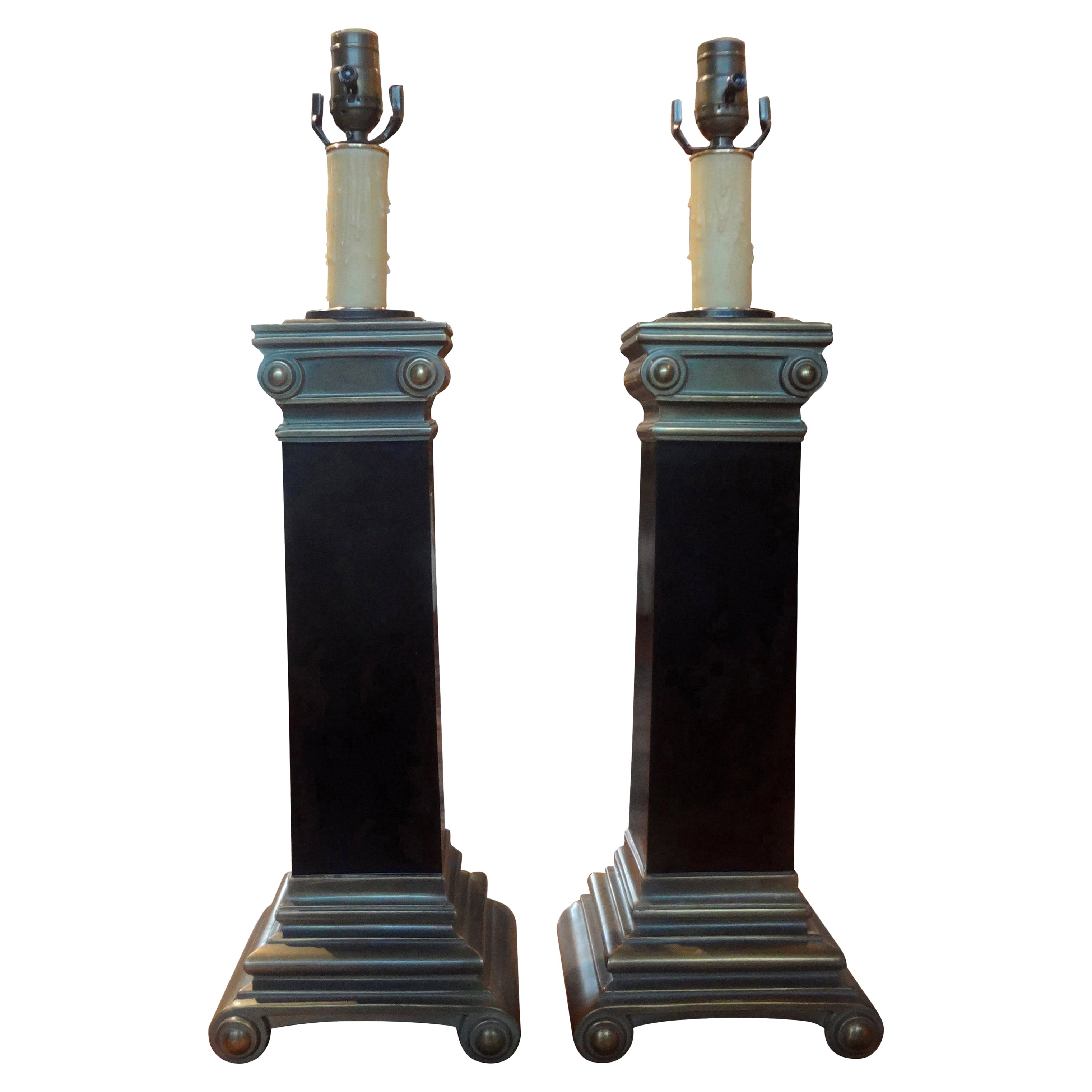 Pareja de Lámparas de Columna Corintia de Latón de Estilo Neoclásico