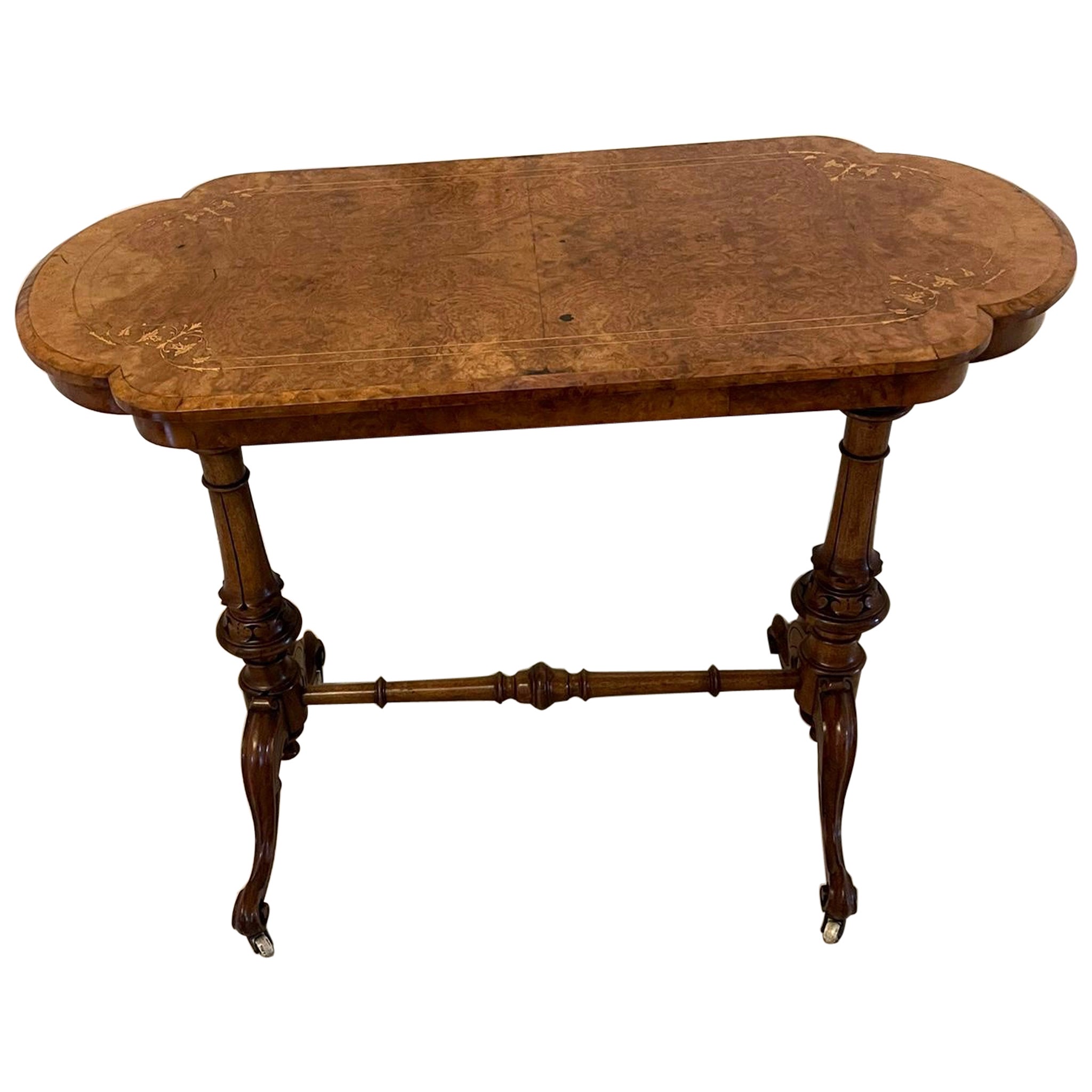 Ancienne table centrale autoportante de qualité victorienne en ronce de noyer marquetée