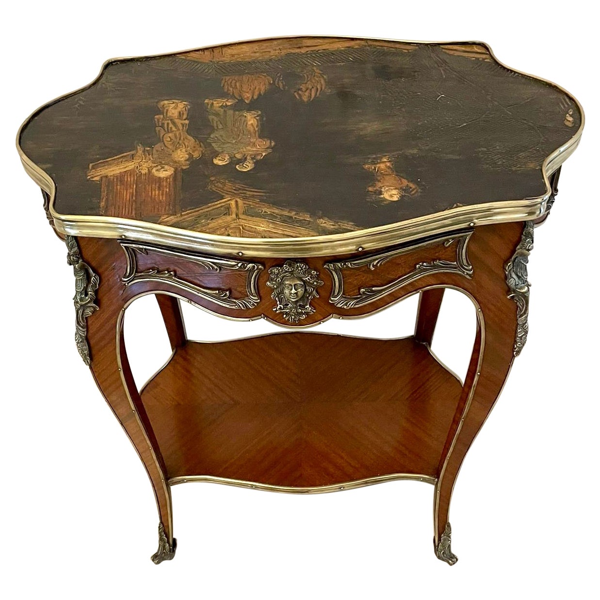 Table de centre autoportante de qualité exceptionnelle, de style victorien français, en bois royal et bronze doré 
ayant une qualité inhabituelle chinoiserie forme supérieure avec un bord en laiton. La table centrale est dotée d'un superbe tiroir