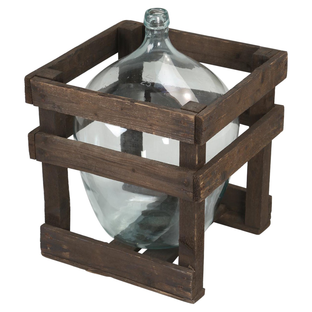 Vase en verre de style demi-john ou carboy dans l'étrier de rangement en bois d'origine en vente