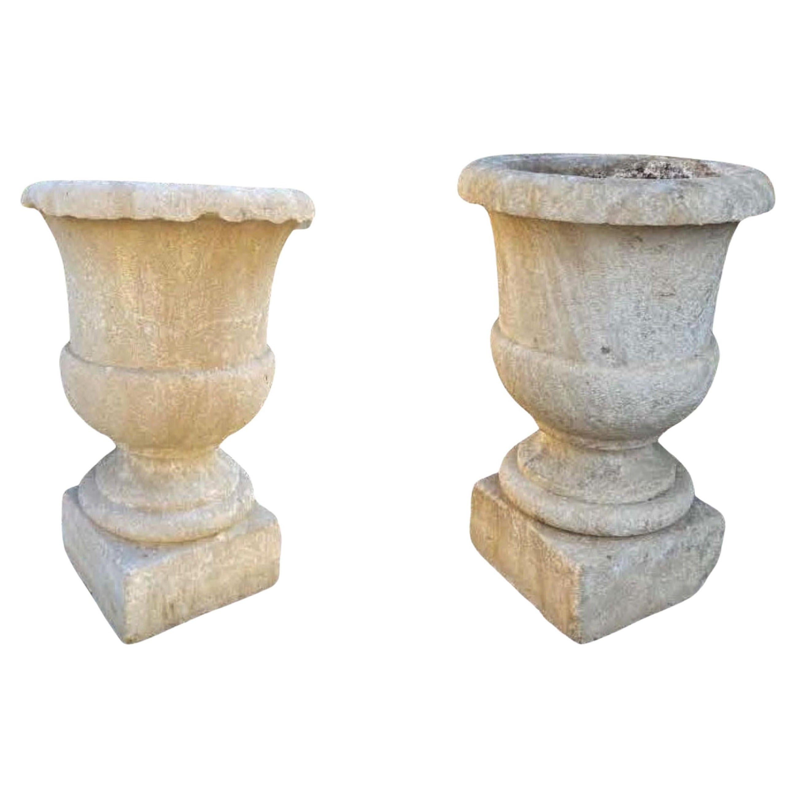 Paire d'urnes décoratives en pierre sculptées à la main avec fleurons en forme de pilier - Vase Rustic Antiques LA CA