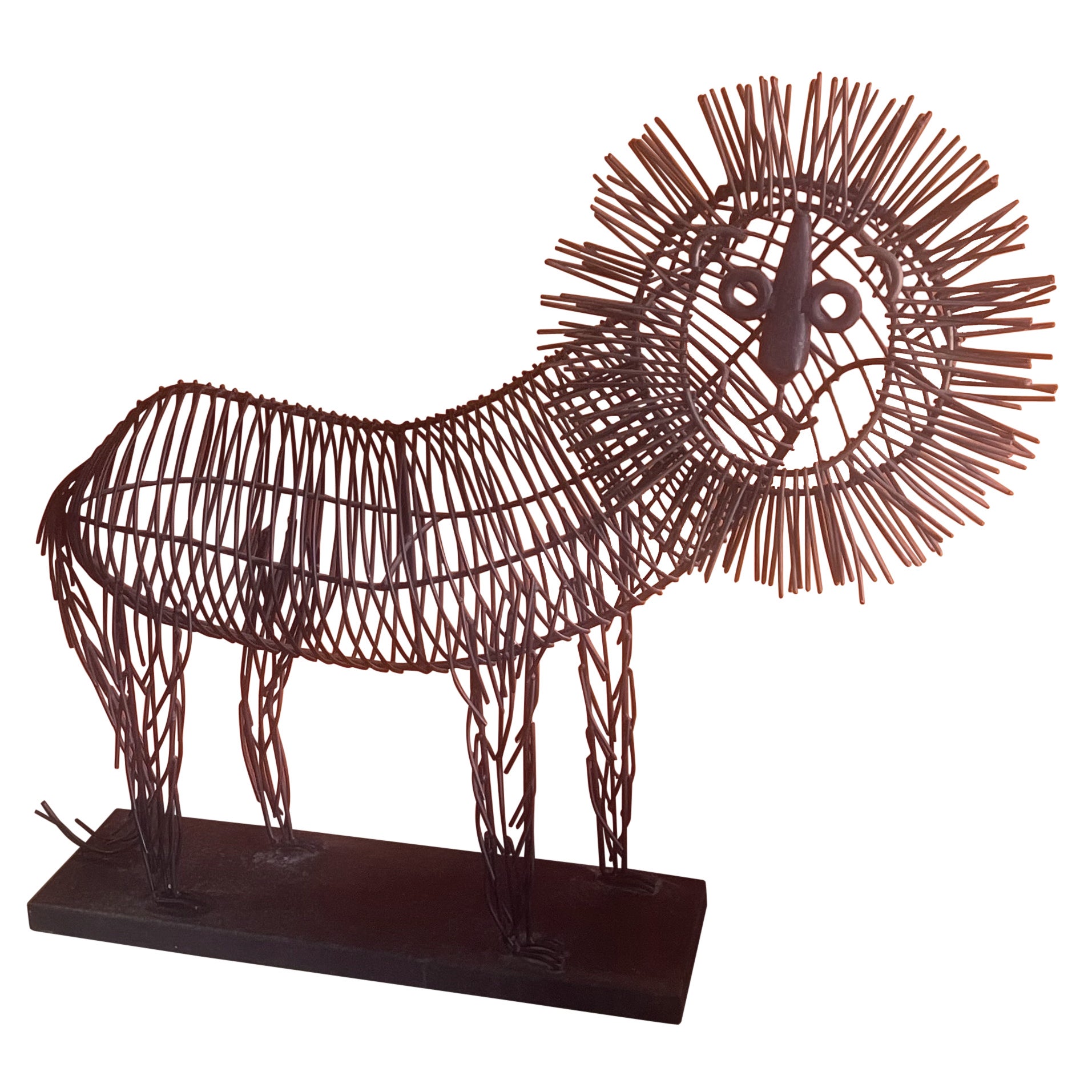 Grande sculpture fantaisiste de lion en métal métallique en forme de fil dans le style de C. Jere