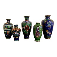 Grupo de cinco pequeños jarrones japoneses de cloisonné, Periodo Meiji, Principios del siglo XX, Japón