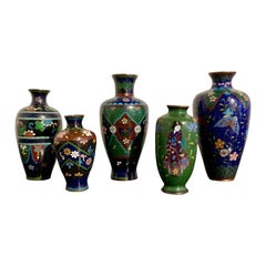 Groupe de cinq petits vases japonais en cloisonné, période Meiji, début du 20e siècle, Japon