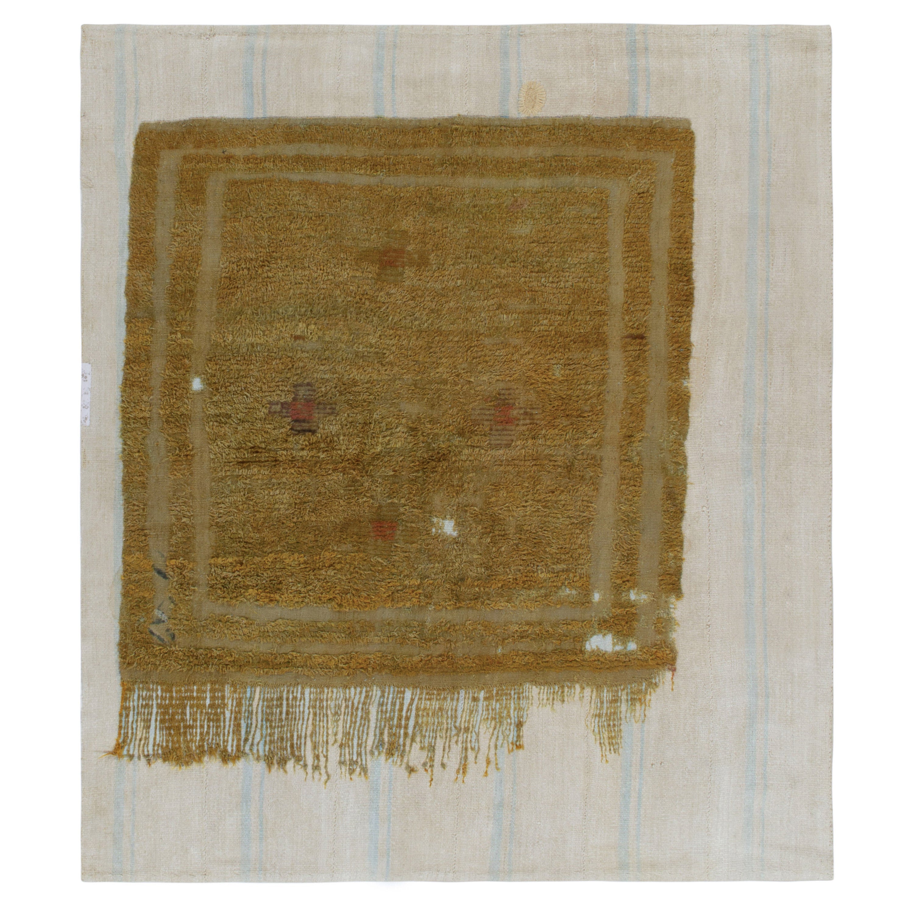 Teppich & Kelim's Distressed Gold Fragment Teppich auf grauem und blauem Flachgewebe im Angebot