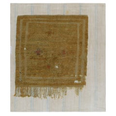 Teppich & Kelim's Distressed Gold Fragment Teppich auf grauem und blauem Flachgewebe