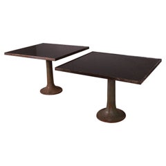 Ein Paar industrieller Tische mit Granitplatte