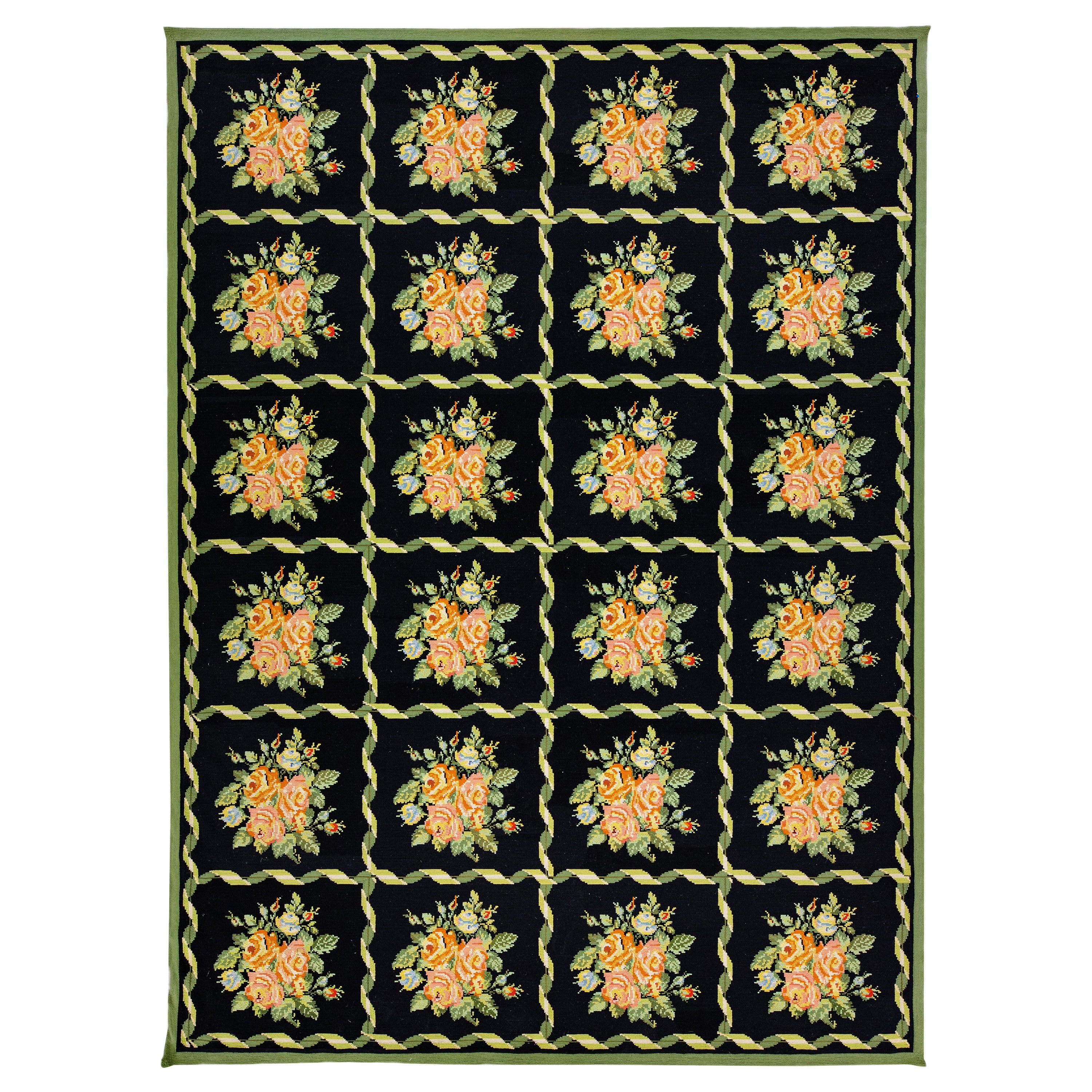 Tapis vintage anglais en laine noire à motifs floraux fait à la main à l'aiguille