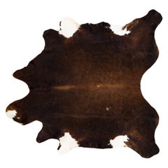 Tapis moderne en cuir de vache marron, fait à la main et conçu de manière rustique