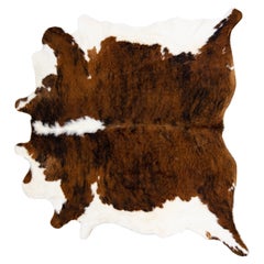 Tapis moderne rustique en cuir de vache marron fait à la main