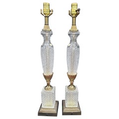 Paire de lampes de bureau à colonne néoclassiques Hollywood Regency en bronze doré et cristal taillé