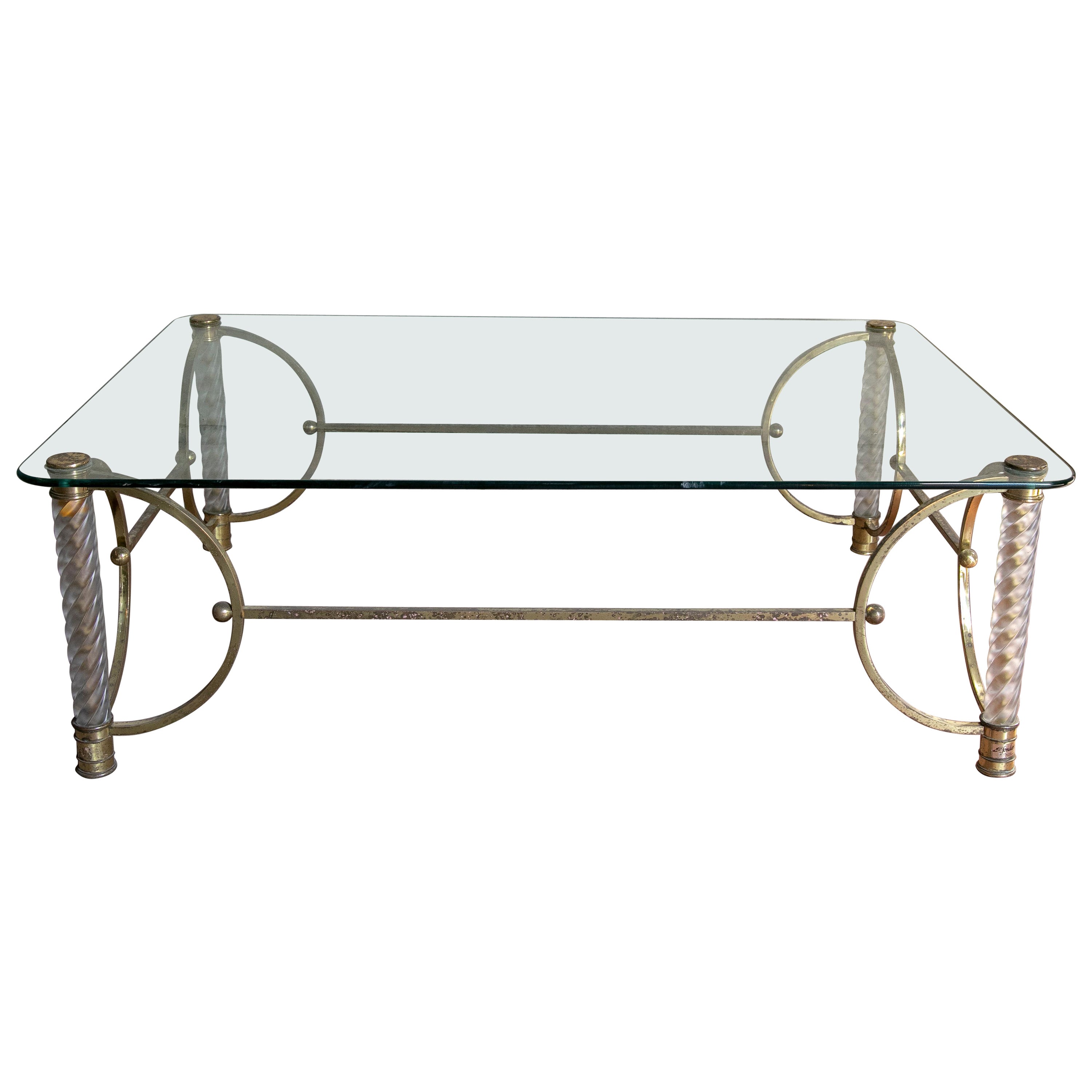 Table en métal doré des années 1970 avec pieds et plateau en verre