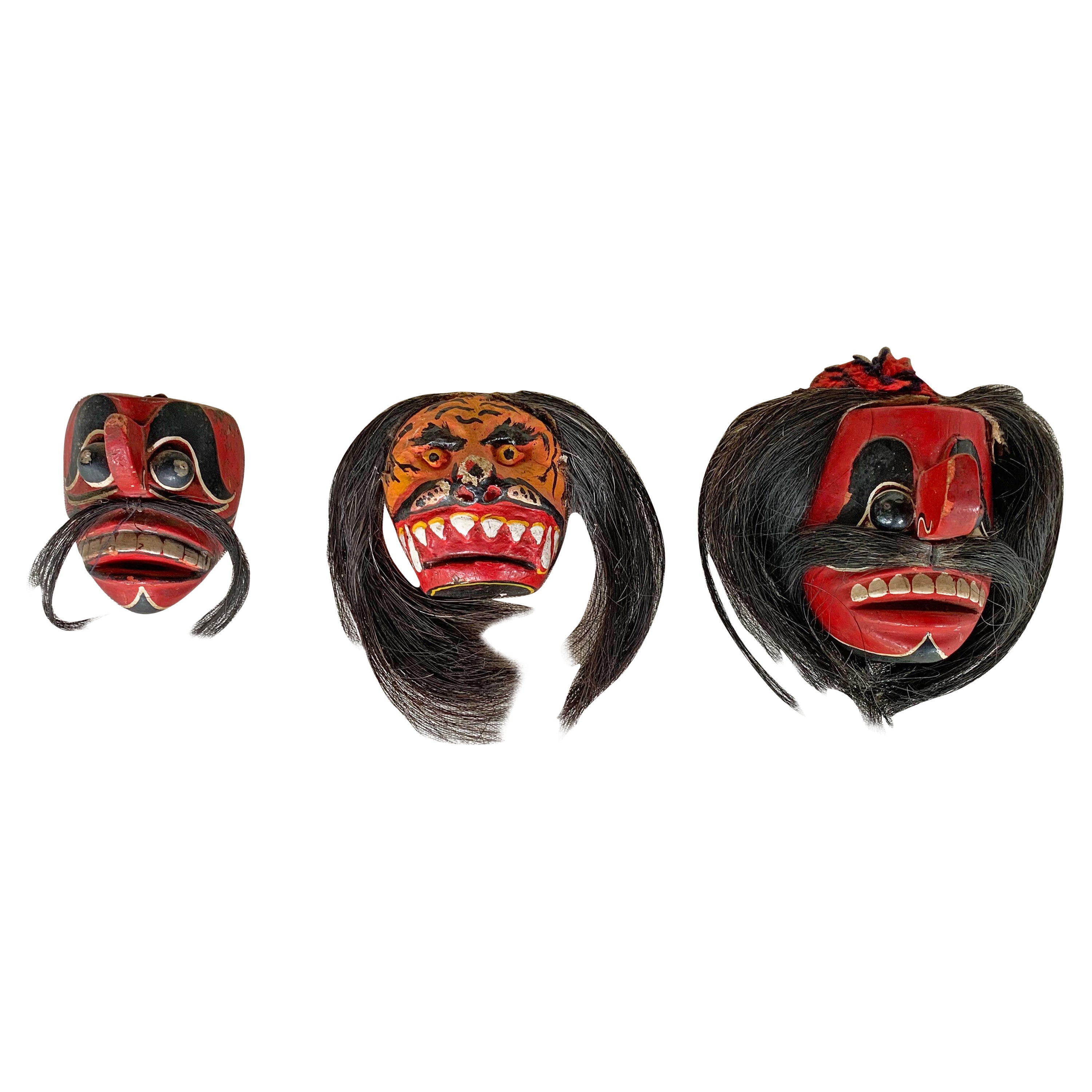 Set von 3 handgeschnitzten Madura-Insel-Zeremonienmasken aus Holz, Indonesien, um 1950 im Angebot