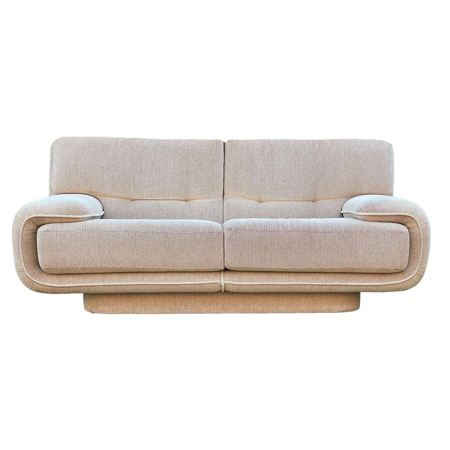 Loveseat o sofá postmoderno de mediados de siglo fabricado por Preview Furniture