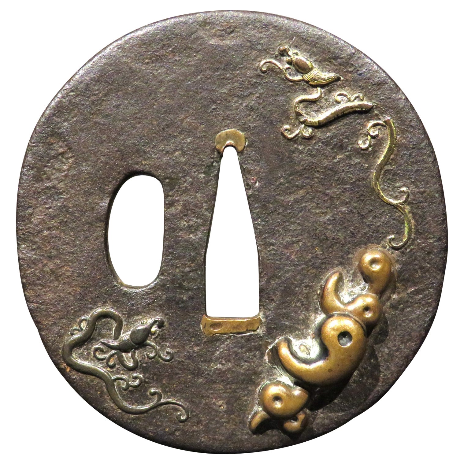 Très bon Tsuba du 19ème siècle en fer et métal mélangé, période Edo du Japon (1603-1868)