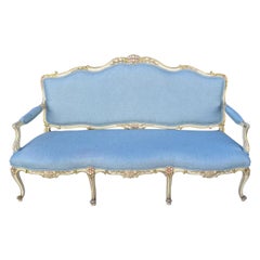 Canapé de style français des années 1950, sculpté et peint, en lin bleu