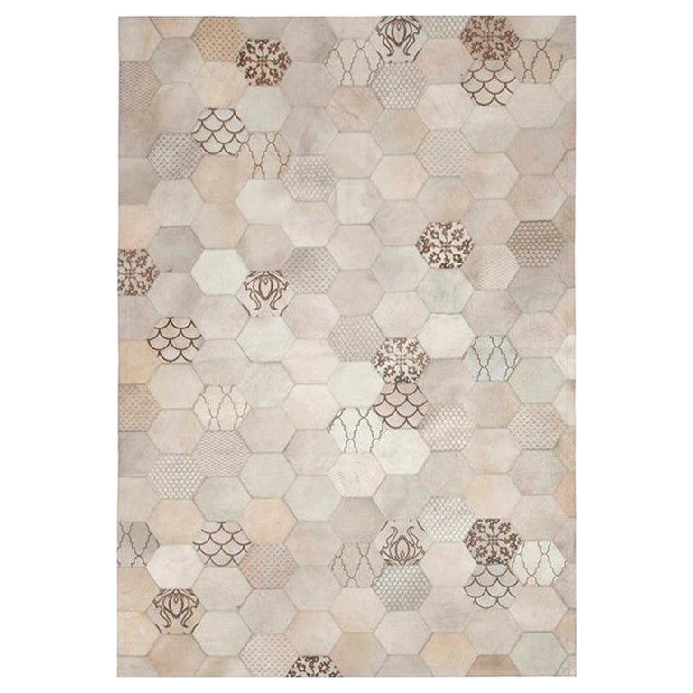 Alfombra de cuero de vaca Atomo gris y crema XX Large con motivos quemados por láser