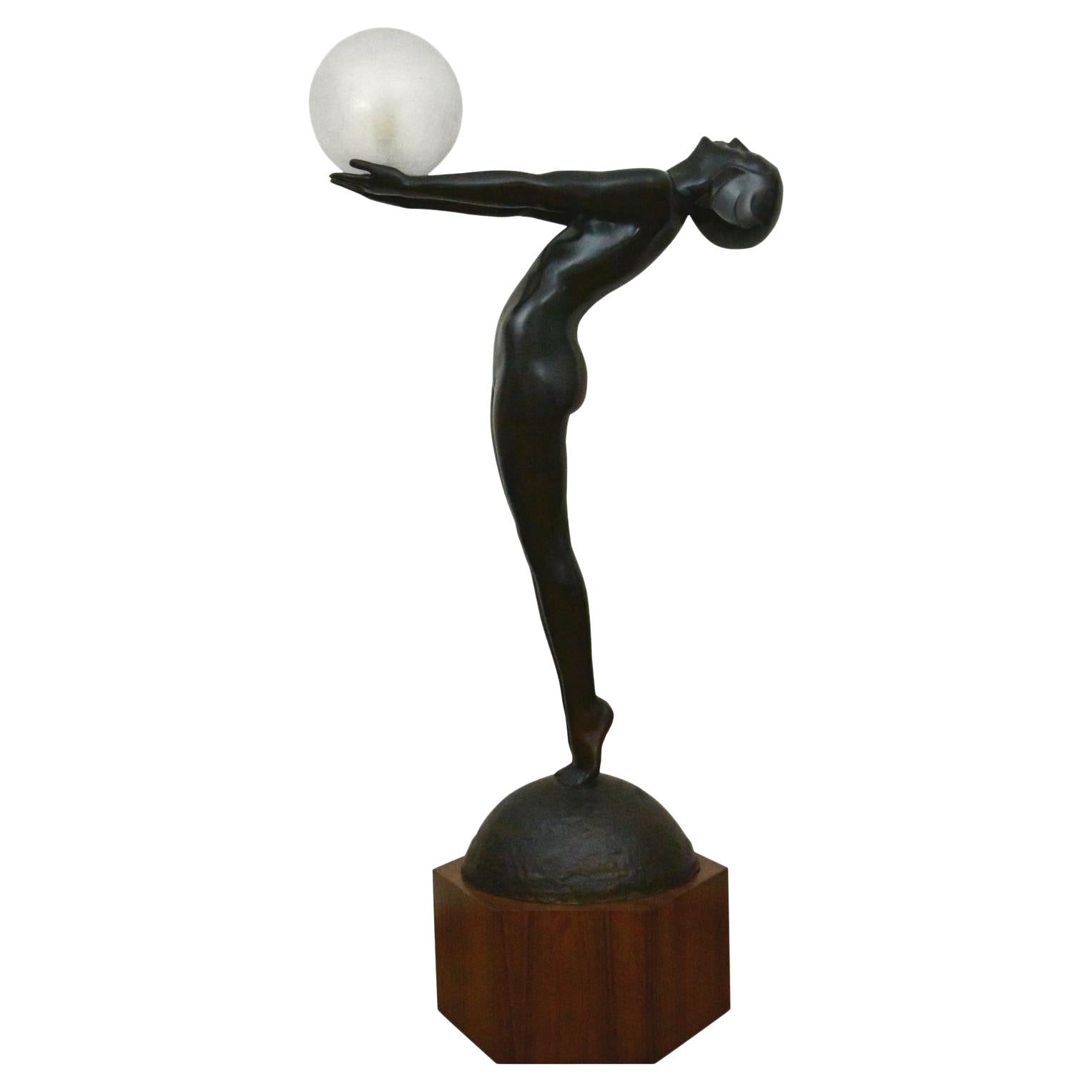 CLARTE Lampe en bronze Art Verrier grandeur nature Nu debout avec globe par Max Le Verrier en vente