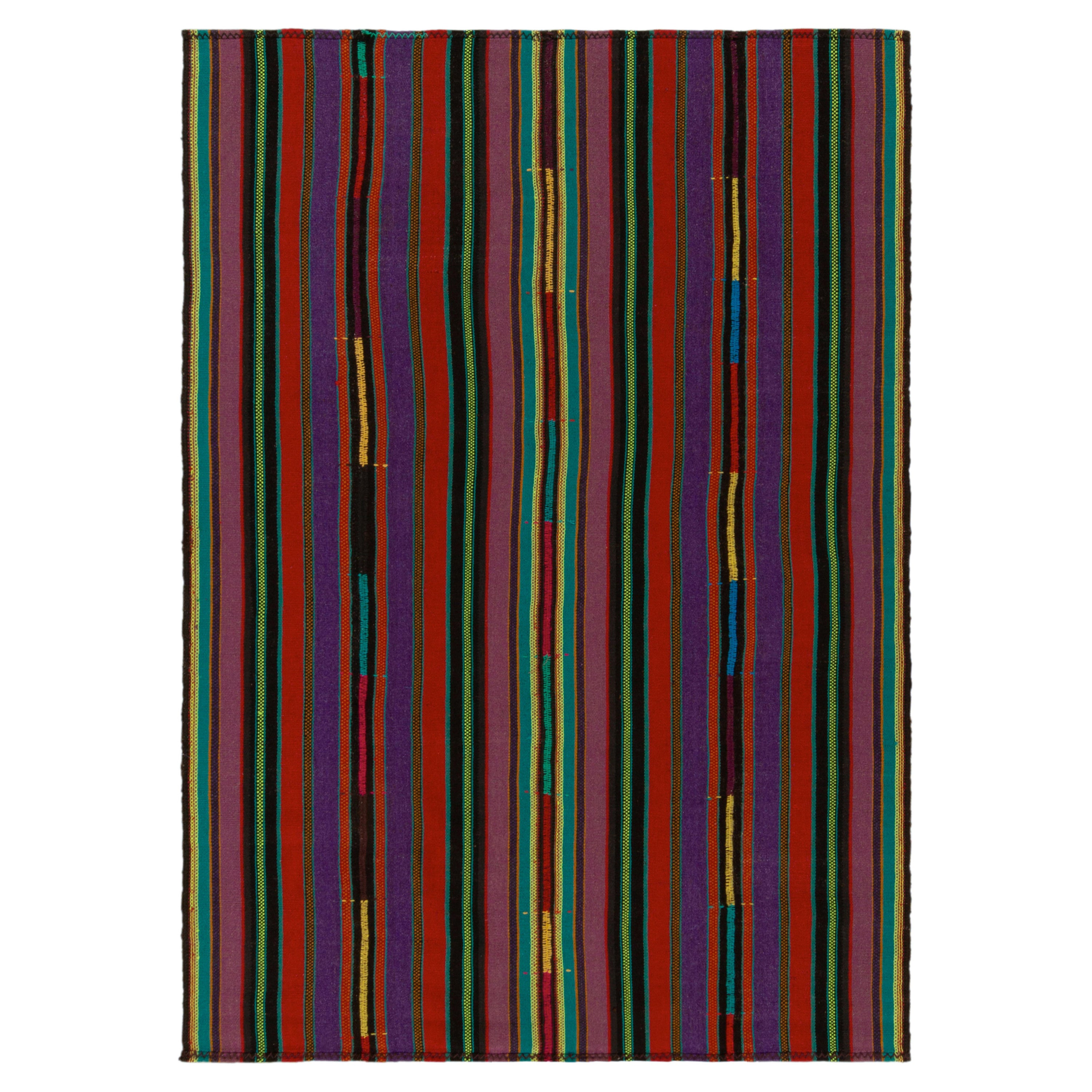 Estilo kilim vintage de los años 50 con motivos de rayas rojas, moradas y verdes by Rug & Kilim