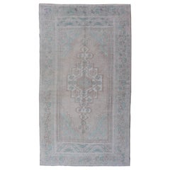 Tapis d'Oushak turc vintage à médaillon en brun clair, taupe, rose et vert