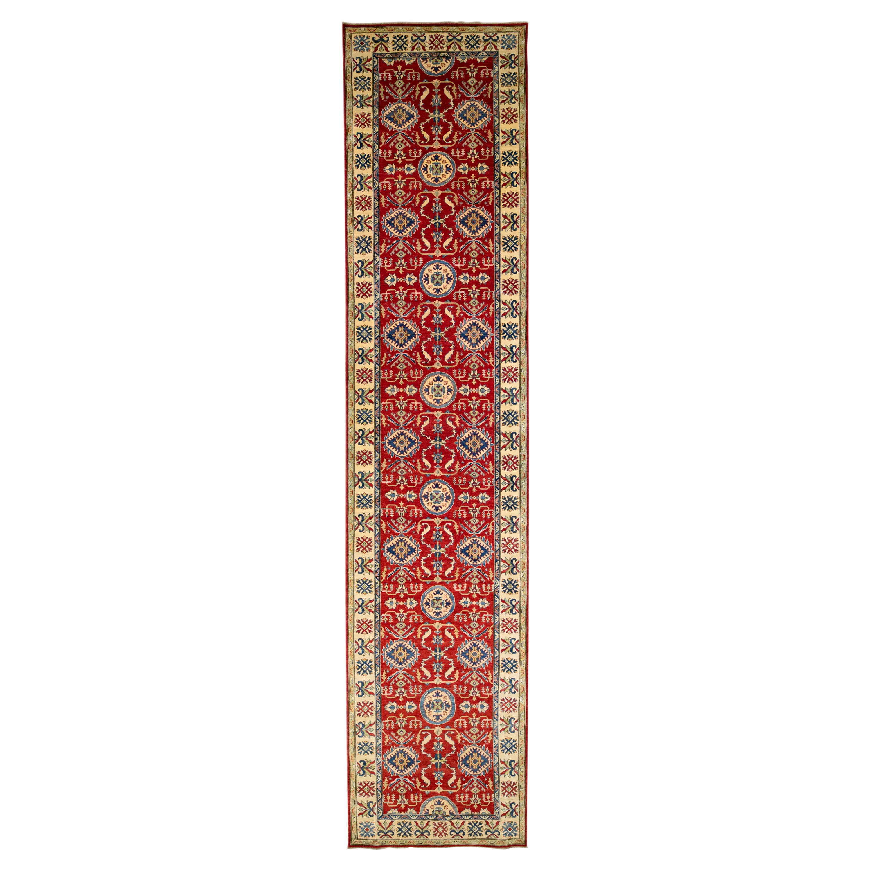 Roter moderner handgefertigter langer Wollteppich im Allover-Design, Kazak