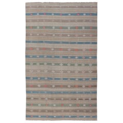 Vieux Kilim tissé à la main en laine à plat avec motifs et motifs sous-géométriques