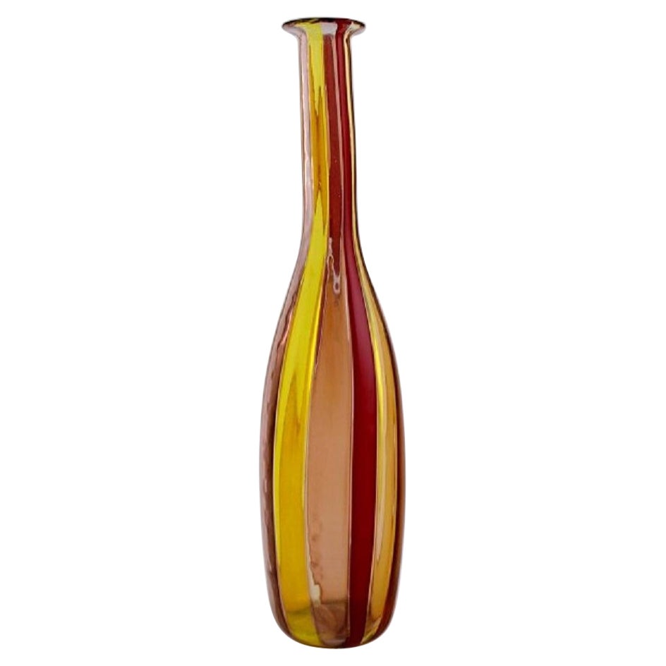 Muranoglasflasche / Vase in mundgeblasenem Kunstglas, polychrom gestreiftes Design, 1960er Jahre