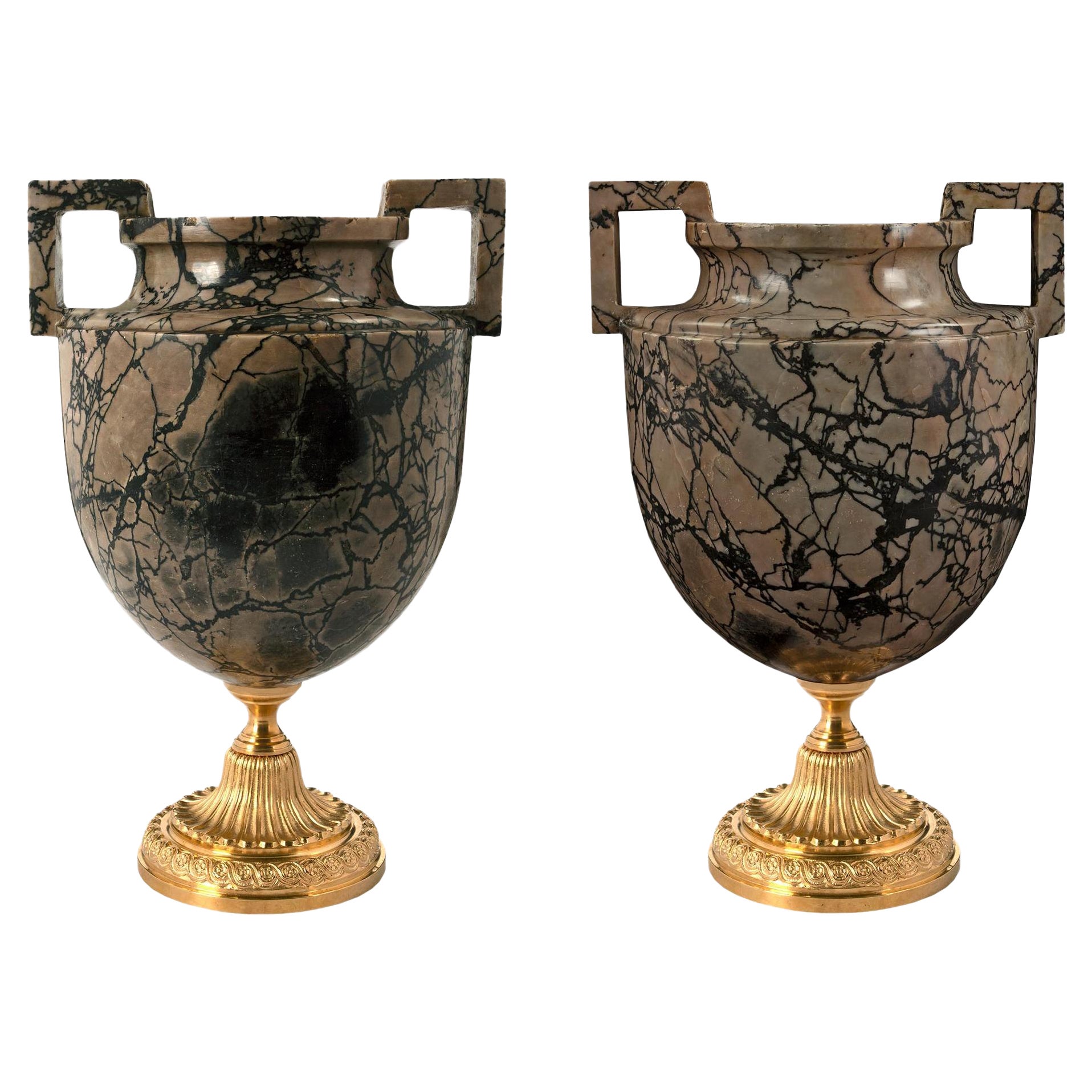 Paire d'urnes italiennes de style néoclassique du milieu du 19e siècle en marbre et bronze doré