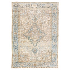 Tapis persan ancien Heriz en laine beige à médaillons, fait à la main