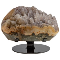 Petite forme de quartz clair sur agate épaisse