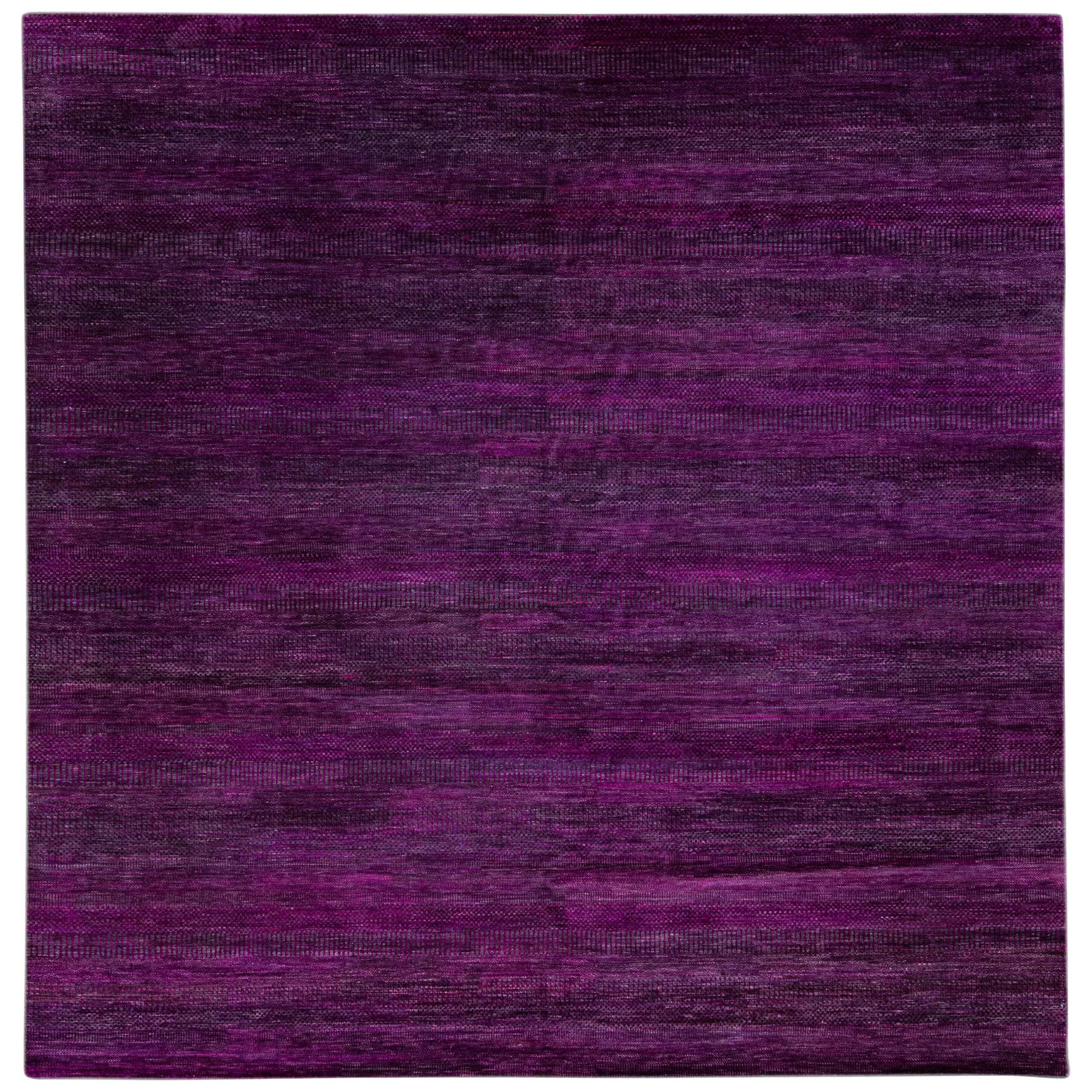 Moderner, handgefertigter, geometrischer, quadratischer Savannah-Wollteppich in Violett im Angebot