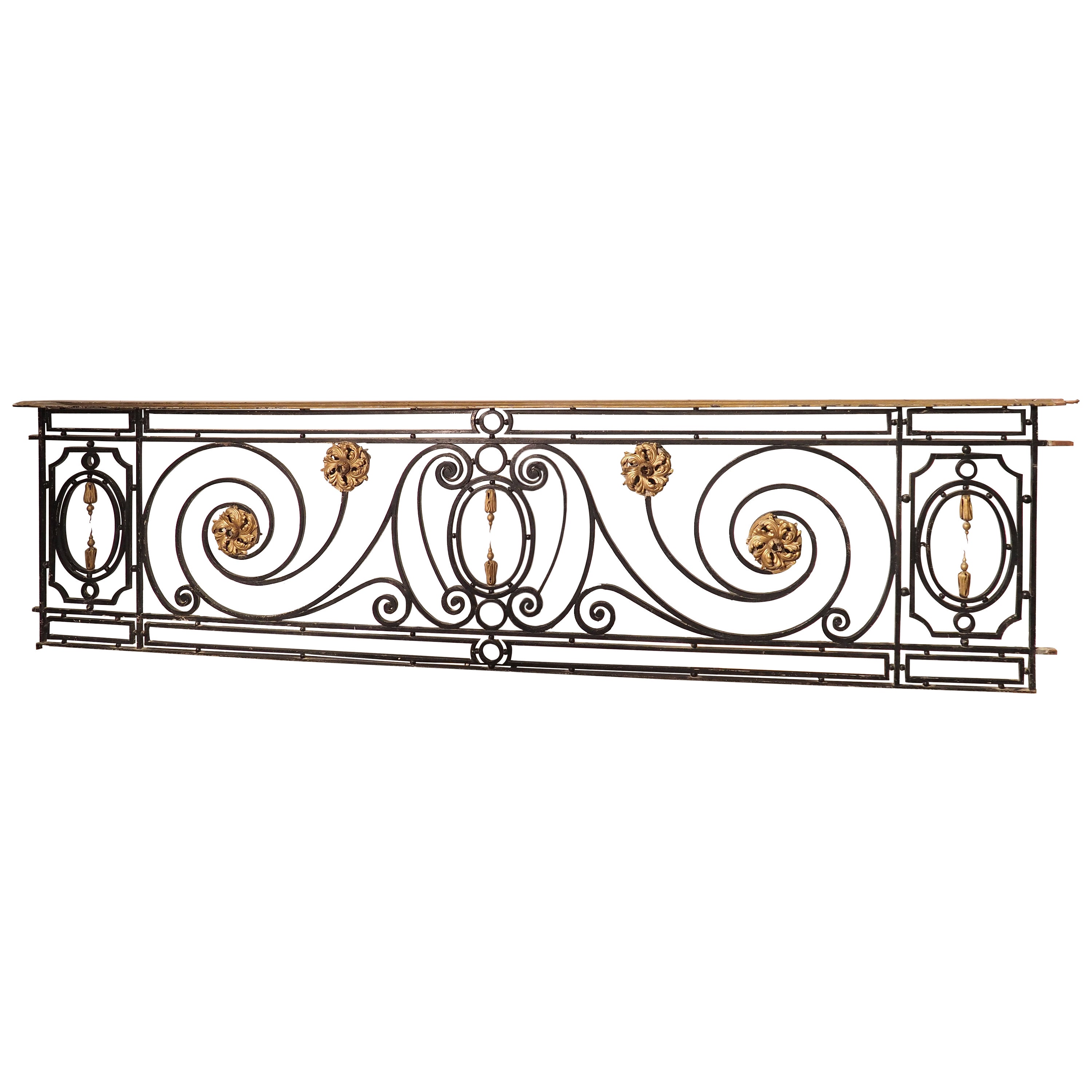 Longue grille de balcon parisienne en fer forgé du 19ème siècle avec rehaut en bronze doré