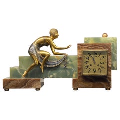 Horloge asymétrique française Art Déco en marbre et statue féminine assise