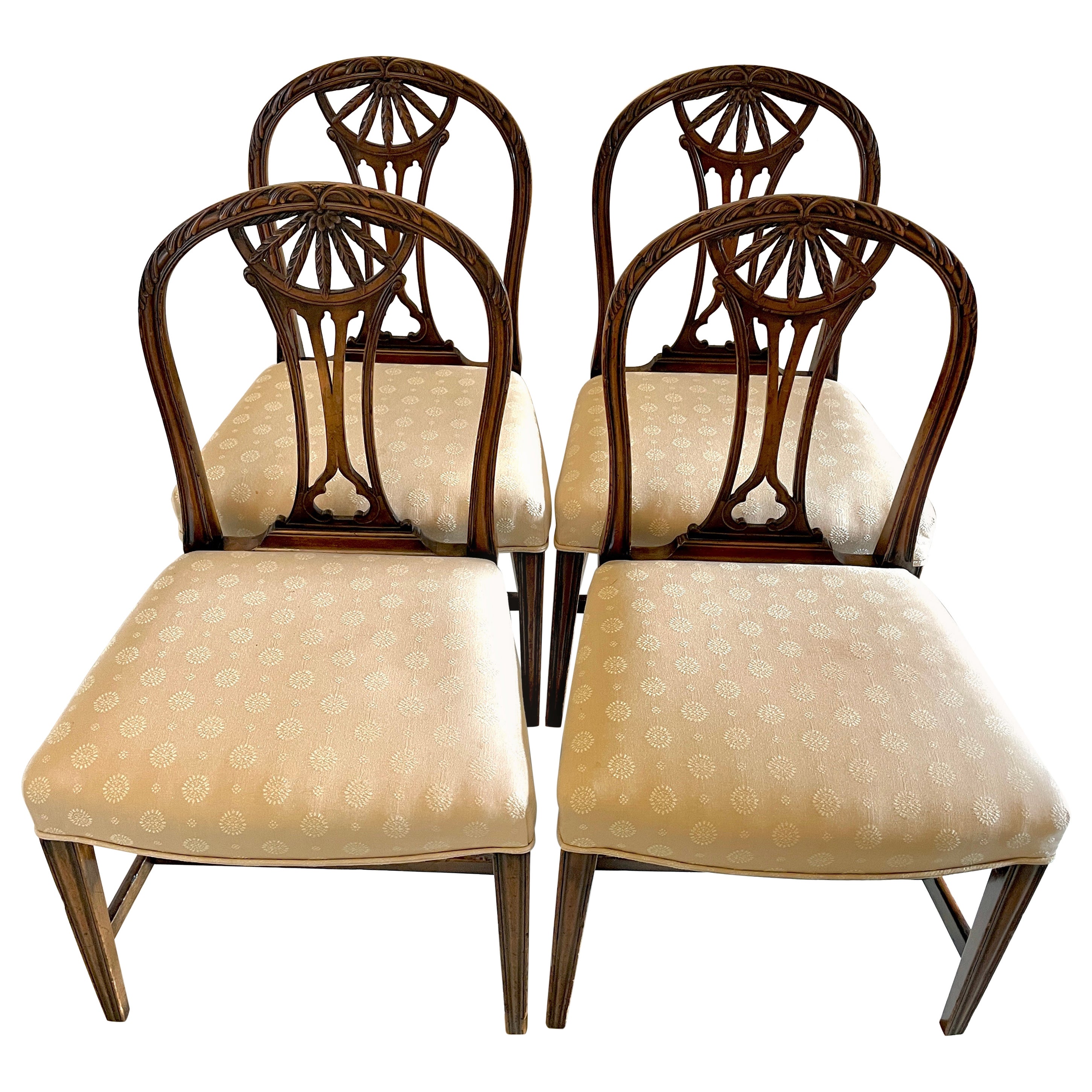 Ensemble de quatre chaises de salle à manger anciennes en acajou sculpté de qualité du 19e siècle 