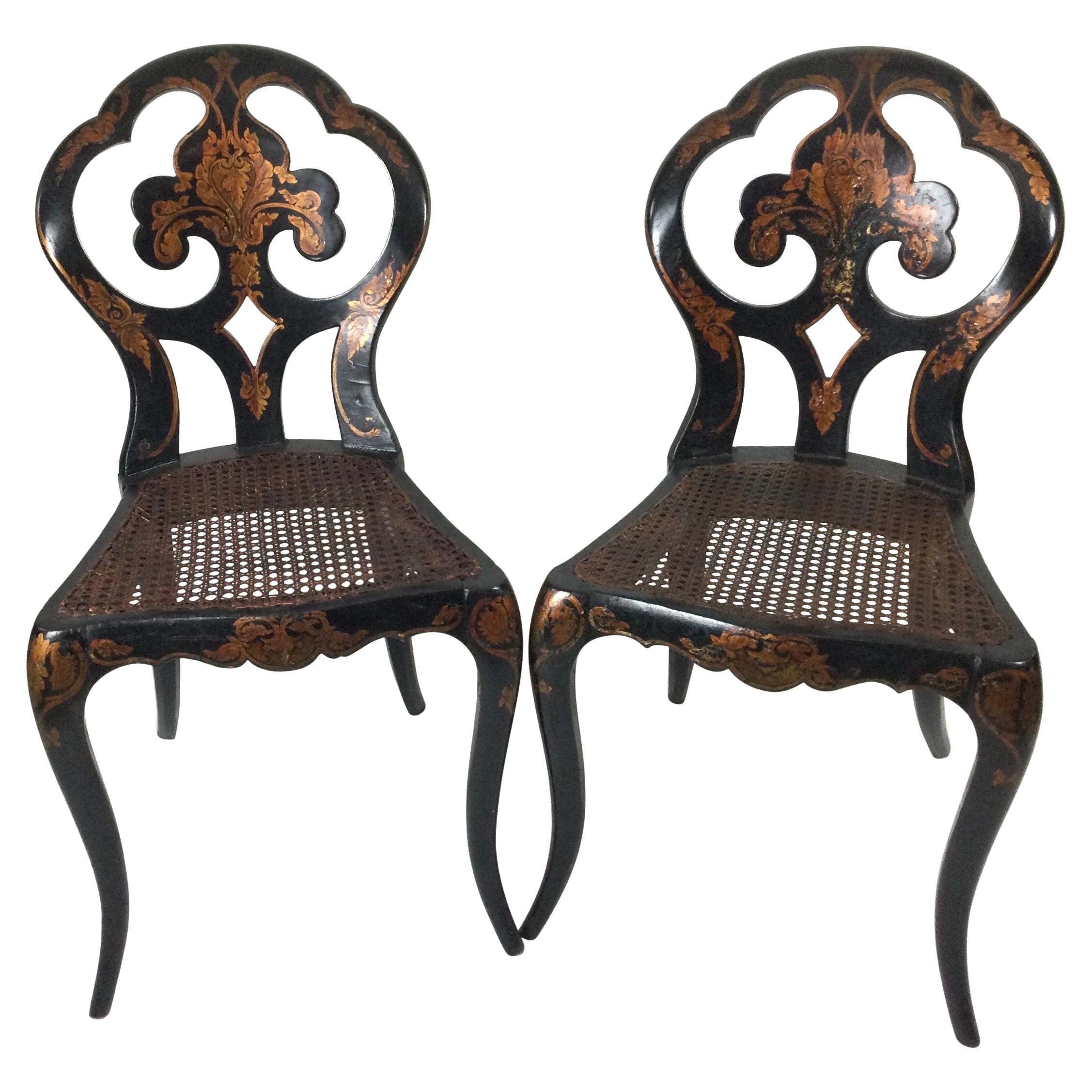 Paire de chaises d'appoint de style chinoiserie anglaise avec sièges cannés, vers les années 1870