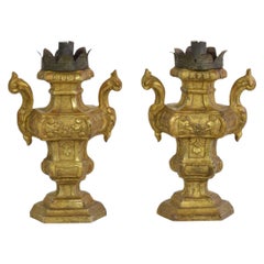 Paar italienische Barock-Kerzenhalter aus geschnitztem vergoldetem Holz aus dem 18. Jahrhundert