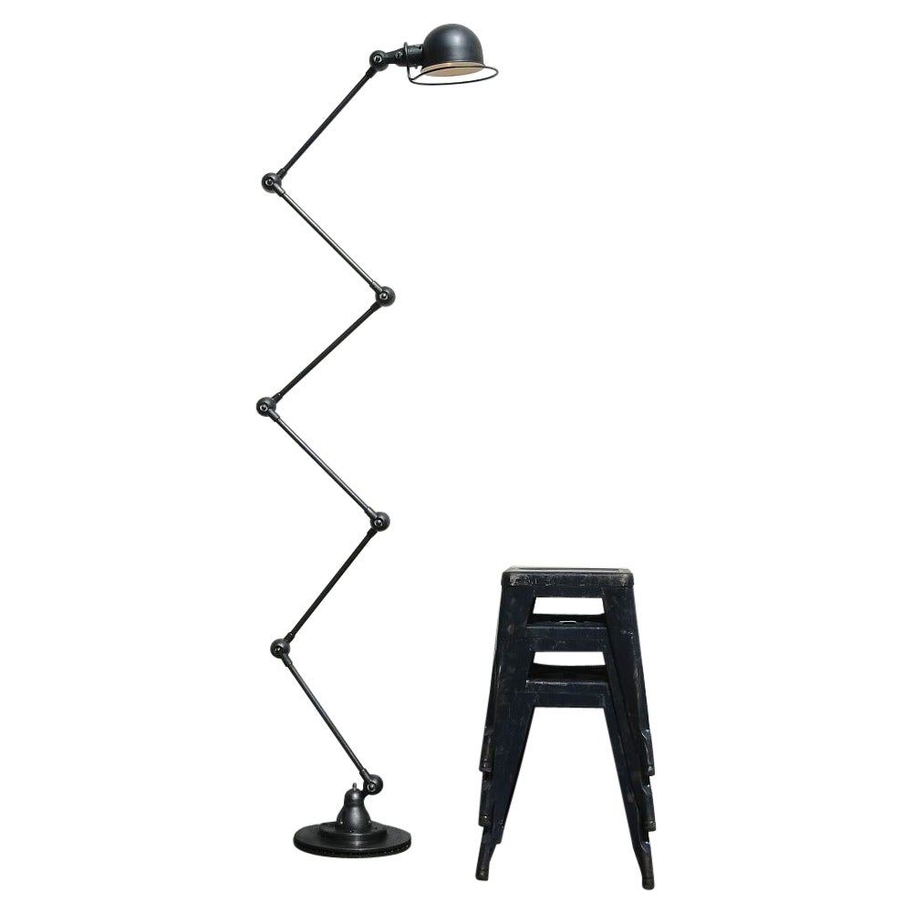 Lampe 6 bras Jielde lampe de lecture en graphite - lampe industrielle française

Conçu par Jean-Louis Domecq au début des années 1950.

Lampe Jielde originale, restaurée professionnellement dans notre atelier.

L'intérieur de l'abat-jour est