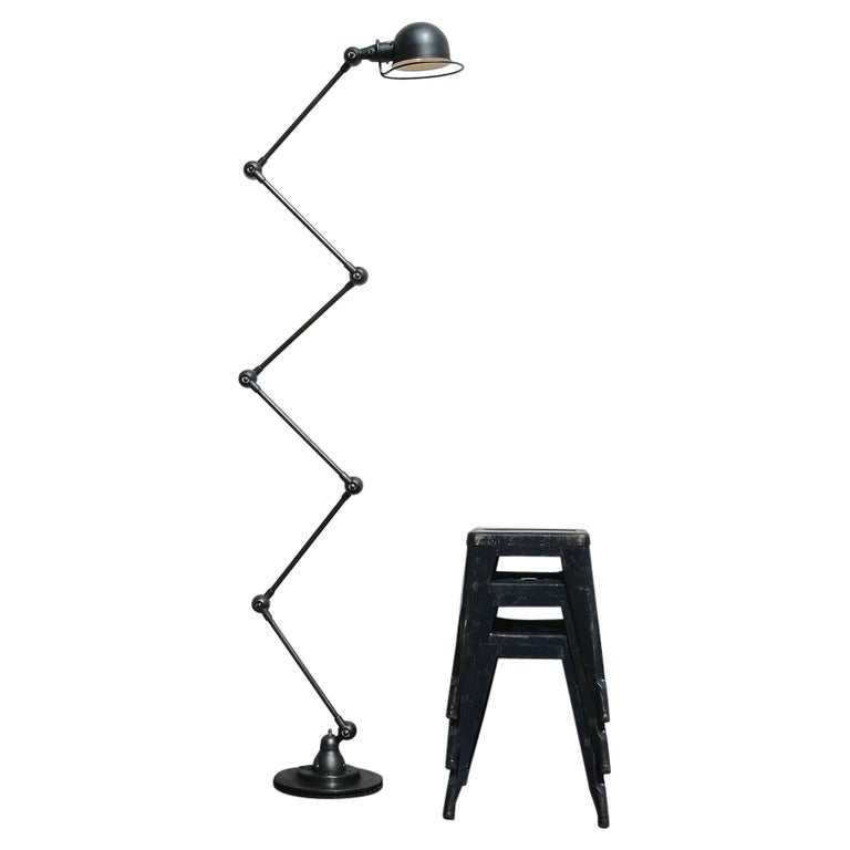6-arms Jielde lamp graphite reading lamp - French industrial lamp

Designed by Jean-Louis Domecq in the early 1950s

Original Jielde lamp, professionally restored in our workshop

The inside of the shade is coated with heat-resistant paint

The lamp