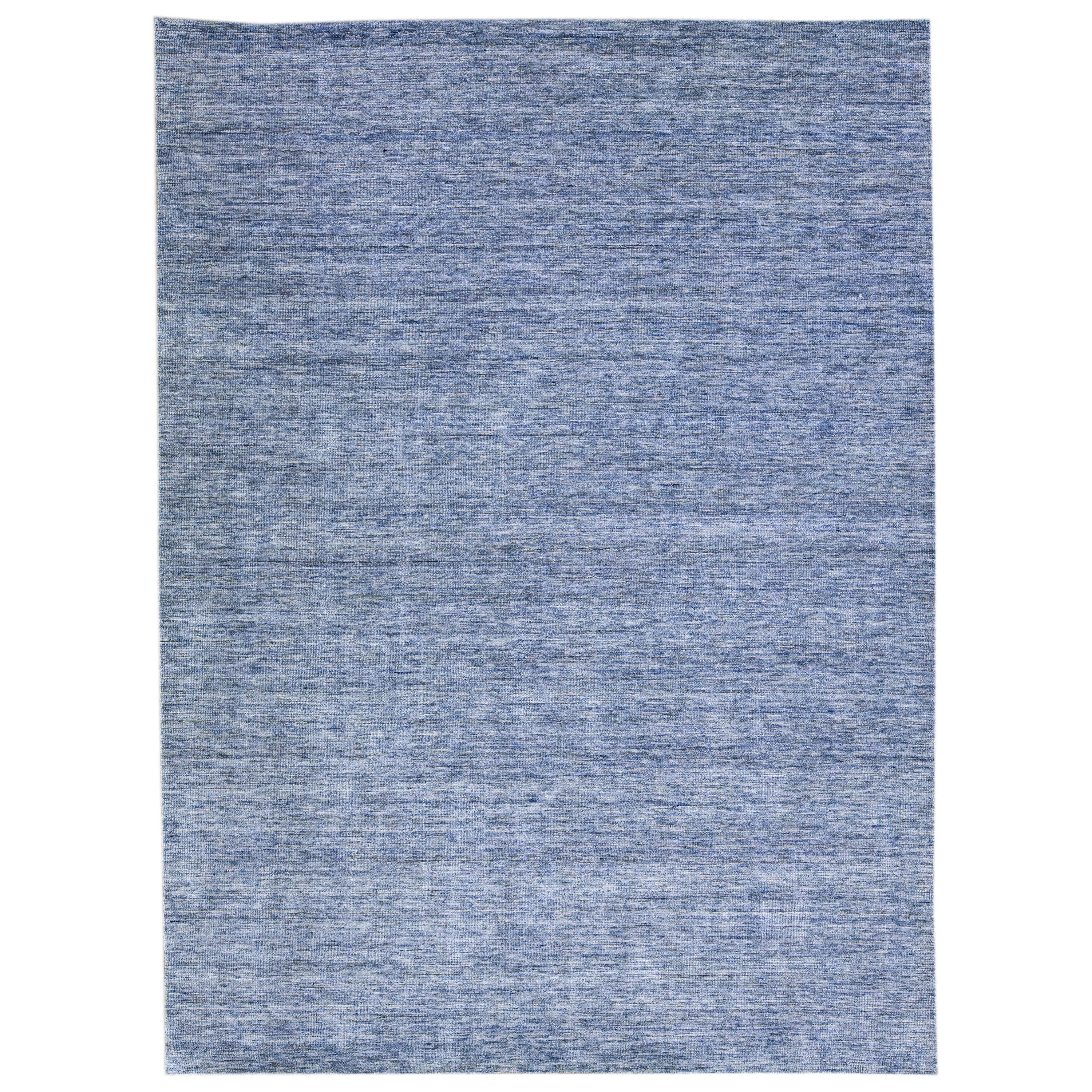 Blauer moderner Apadana's Groove Bambus/Seide handgefertigter Teppich in Blau