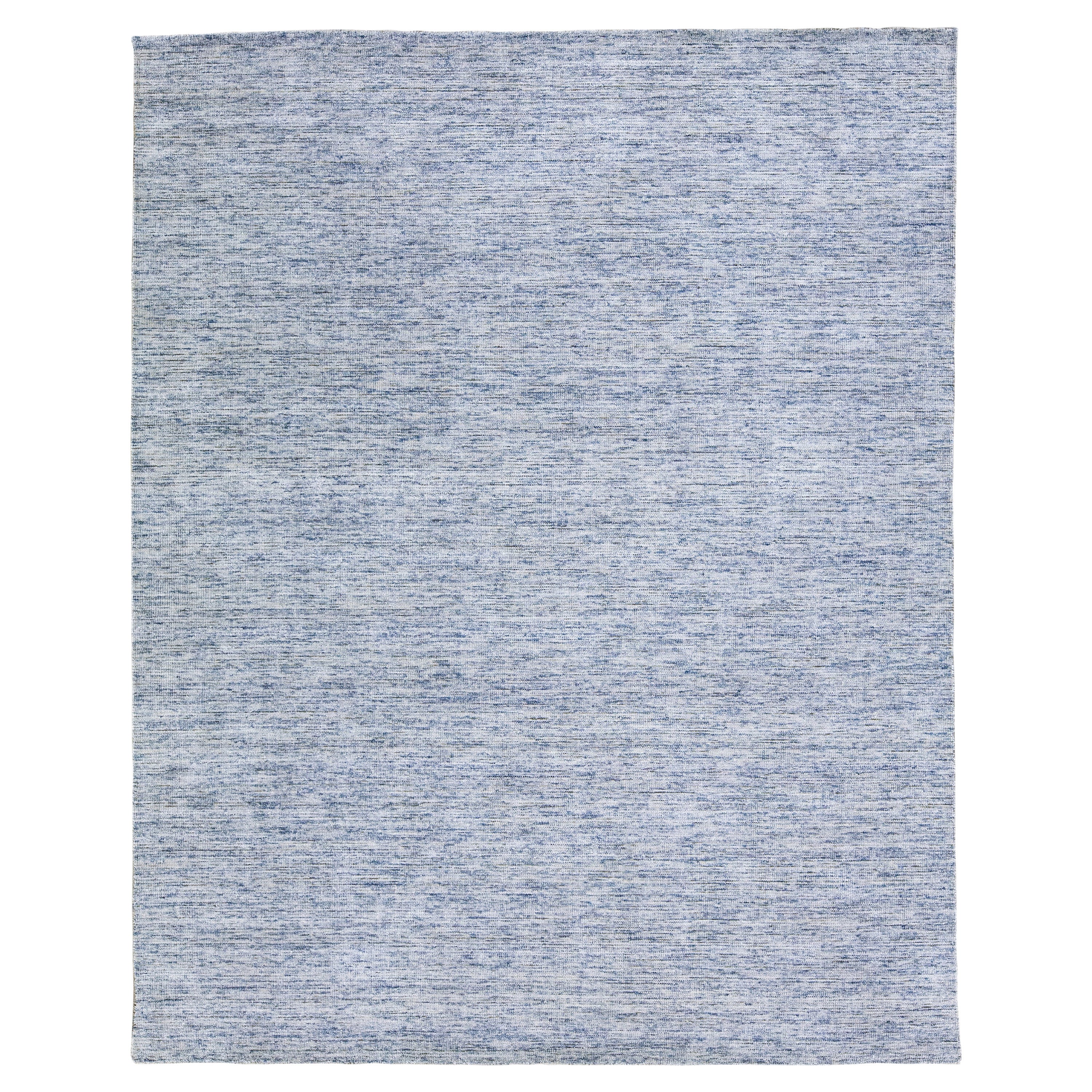 Moderner moderner Apadana's Groove Bambus / Seide Handgefertigter blauer Teppich