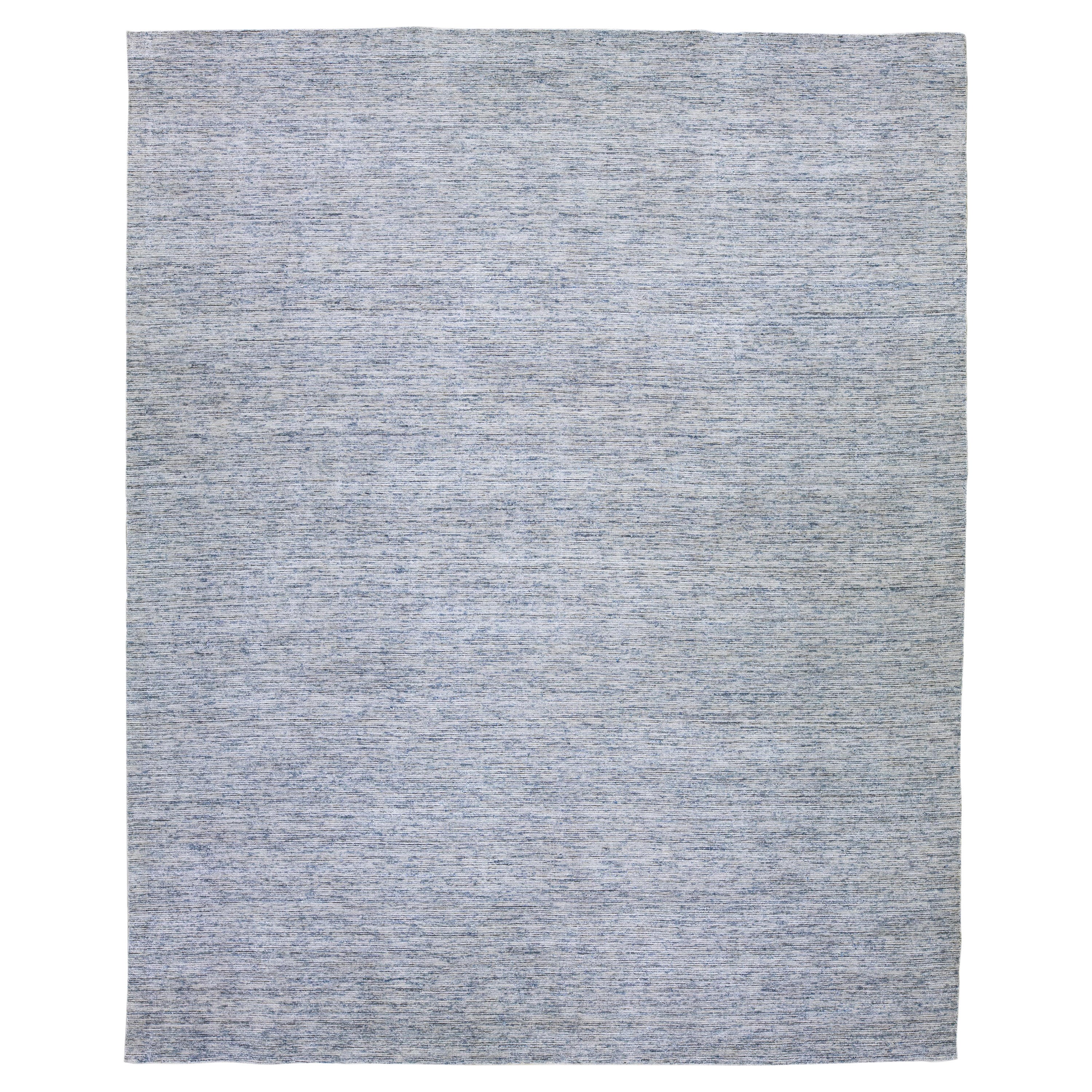 Moderner moderner Apadana's Groove Bambus/Seide Handgefertigter grauer und blauer Oversize-Teppich in Grau im Angebot
