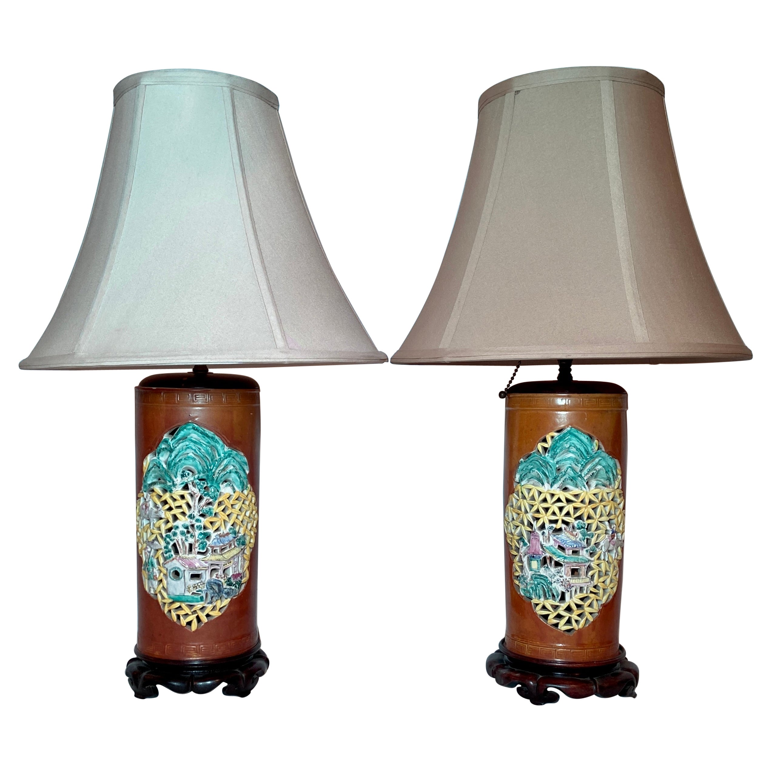 Paire de lanternes anciennes en porcelaine chinoise transformées en lampes, vers 1890-1900 en vente