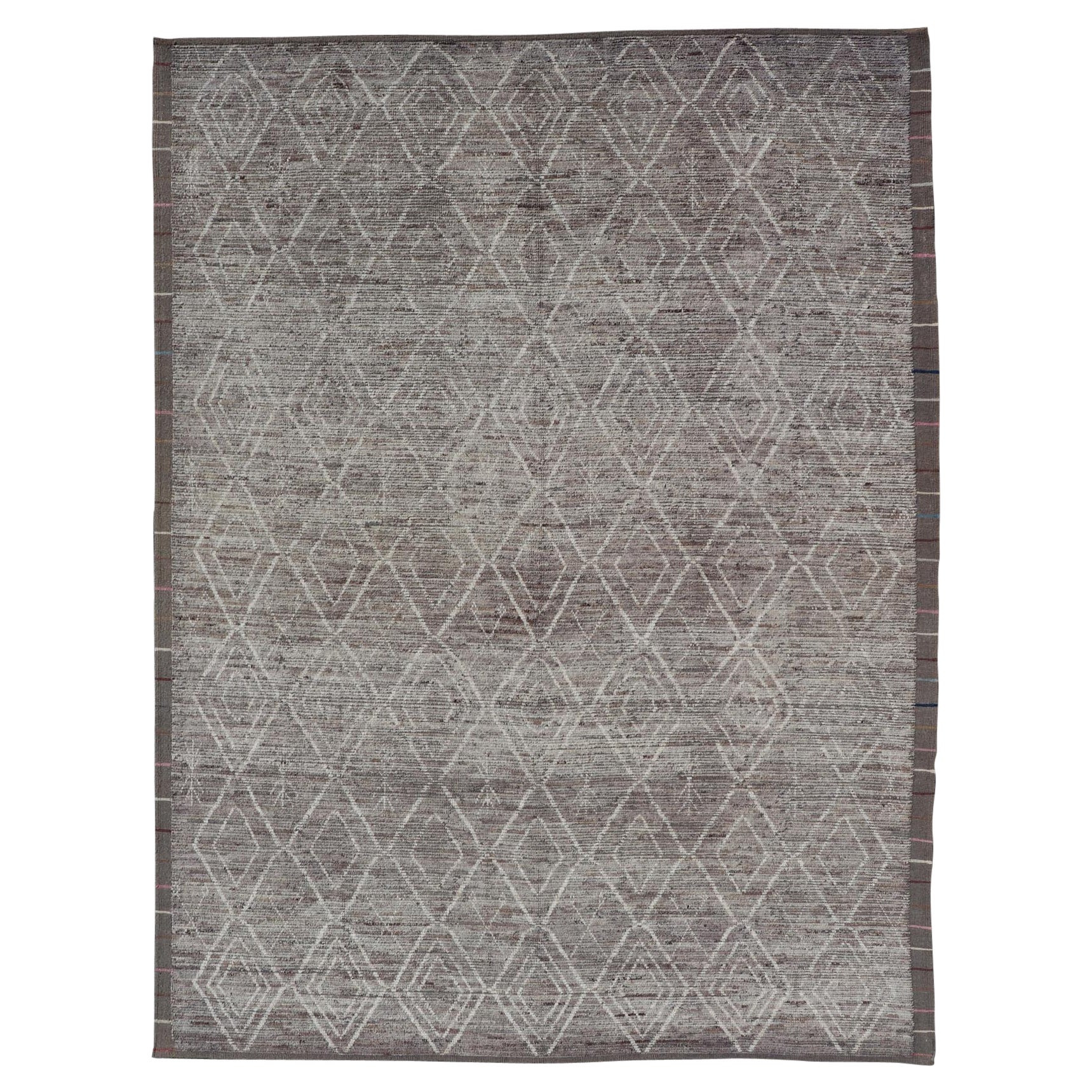 Modern Causal Contemporary Rug in Moroccan Design in Variegated Gray and Cream For Sale