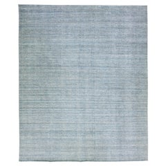 Blauer moderner Apadana's Groove Bambus/Seide Handgefertigter Oversize-Teppich in Blau