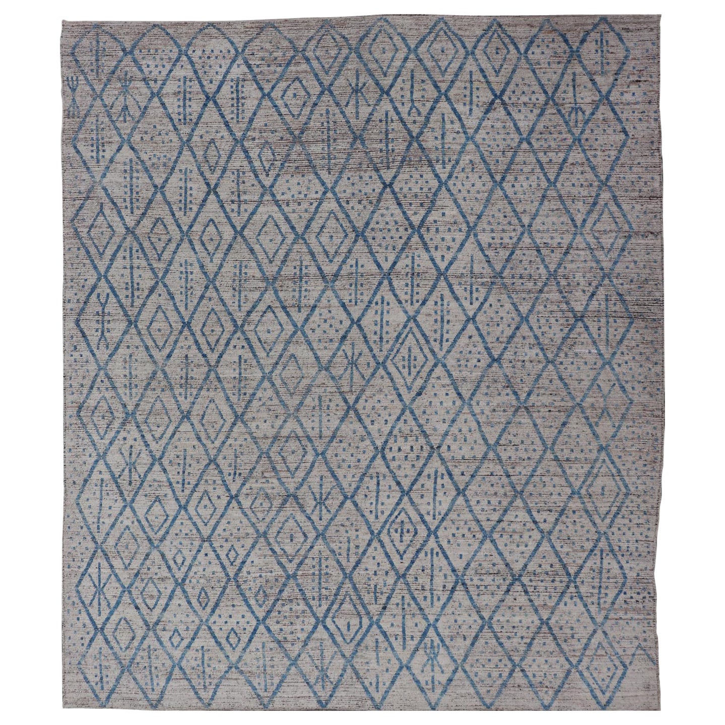 Tapis tribal moderne noué à la main en laine avec un design sous-géométrique en bleu et ivoire