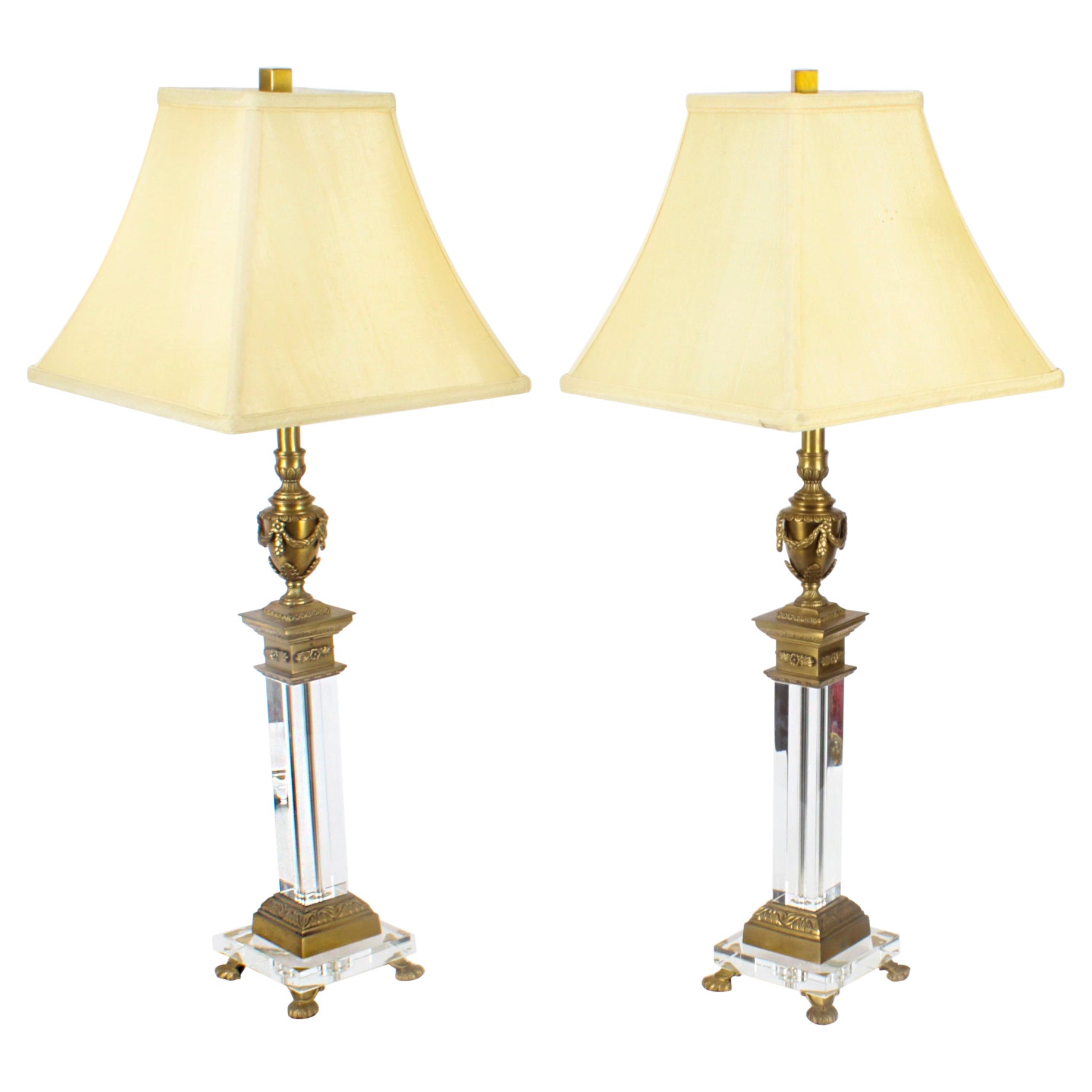 Paire de lampes de table à colonne corinthienne en bronze doré et verre, milieu du 20e siècle