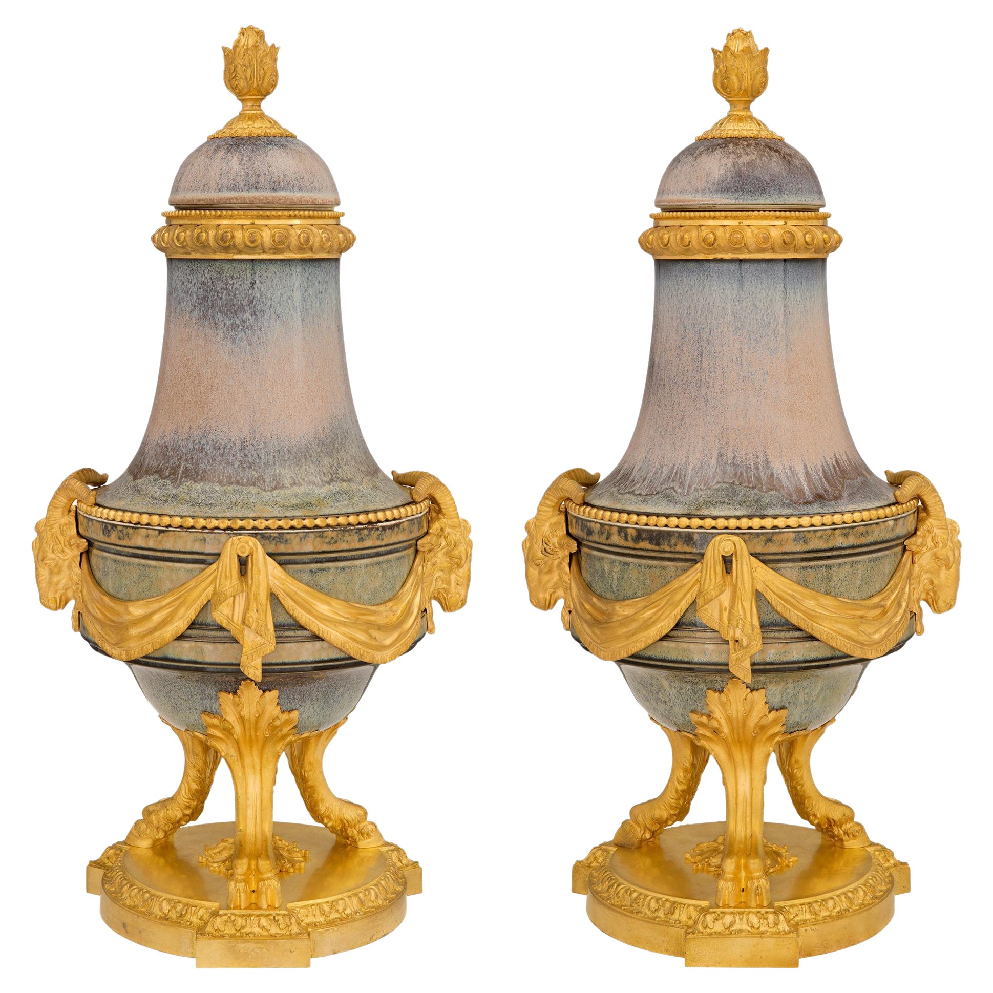 Paar französische Louis-XVI-Urnen aus Porzellan und Goldbronze mit Deckel aus dem 19. Jahrhundert